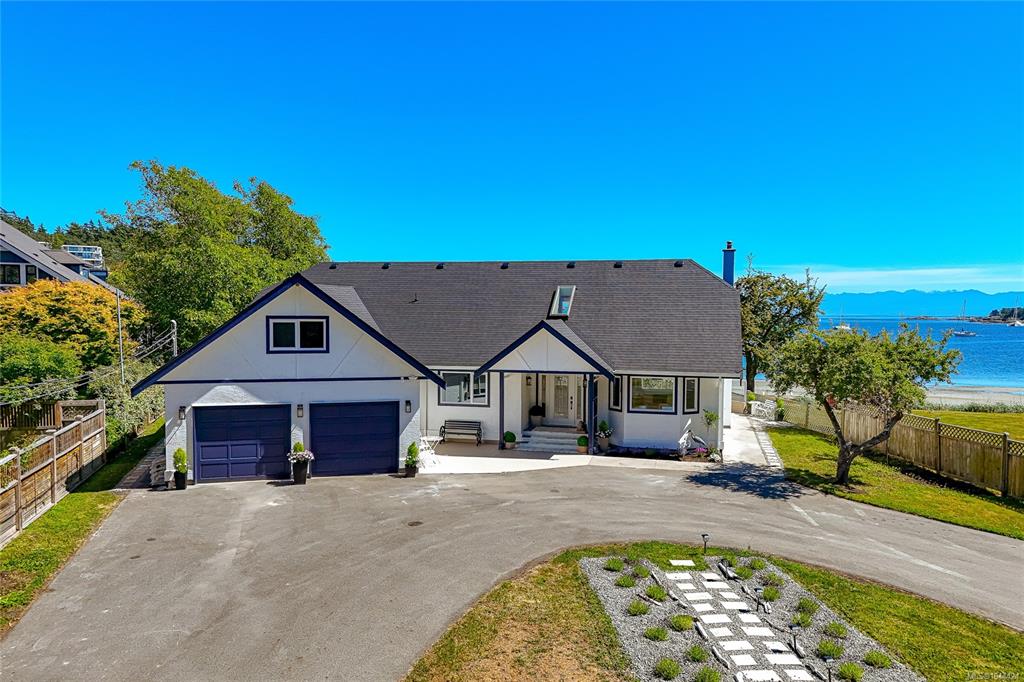 Third View of 3905 B Cadboro Bay Rd, Saanich, BC, V8N 4G3