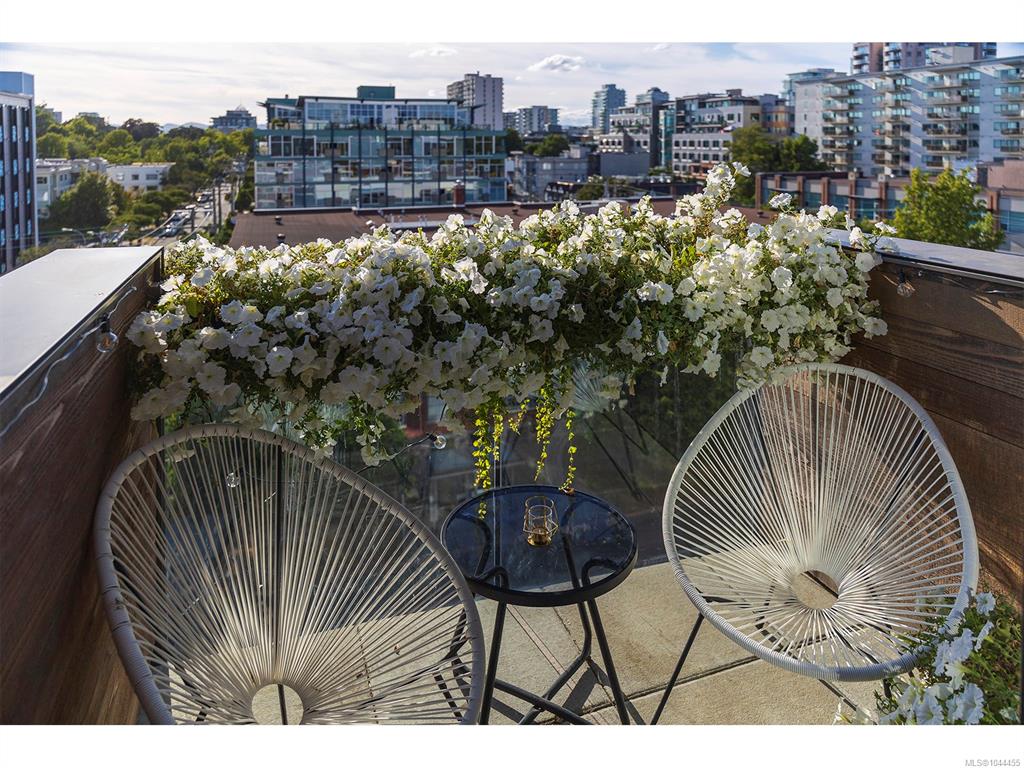 Fifth View of 1033 Cook St, Black & White, Victoria, BC, V8V 0E1