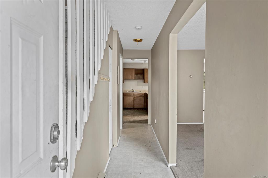 Fifth View of 826 Holly Hill Rd, Nanaimo, BC, V9R 5T1