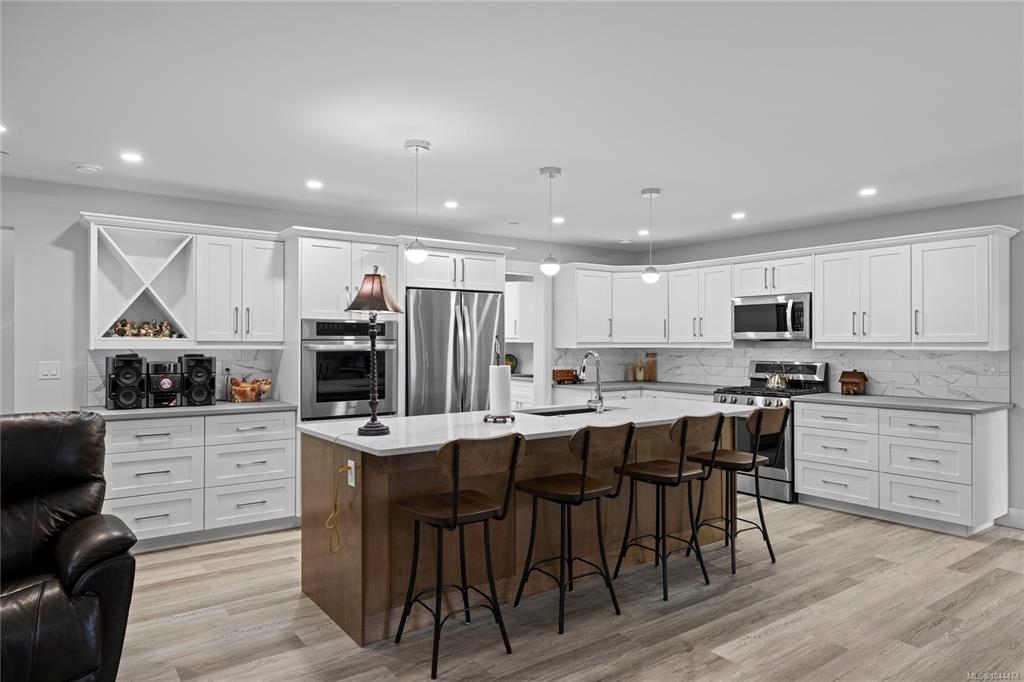 Fourth View of 242 Sunningdale Rd E, Qualicum Beach, BC, V9K 1L3