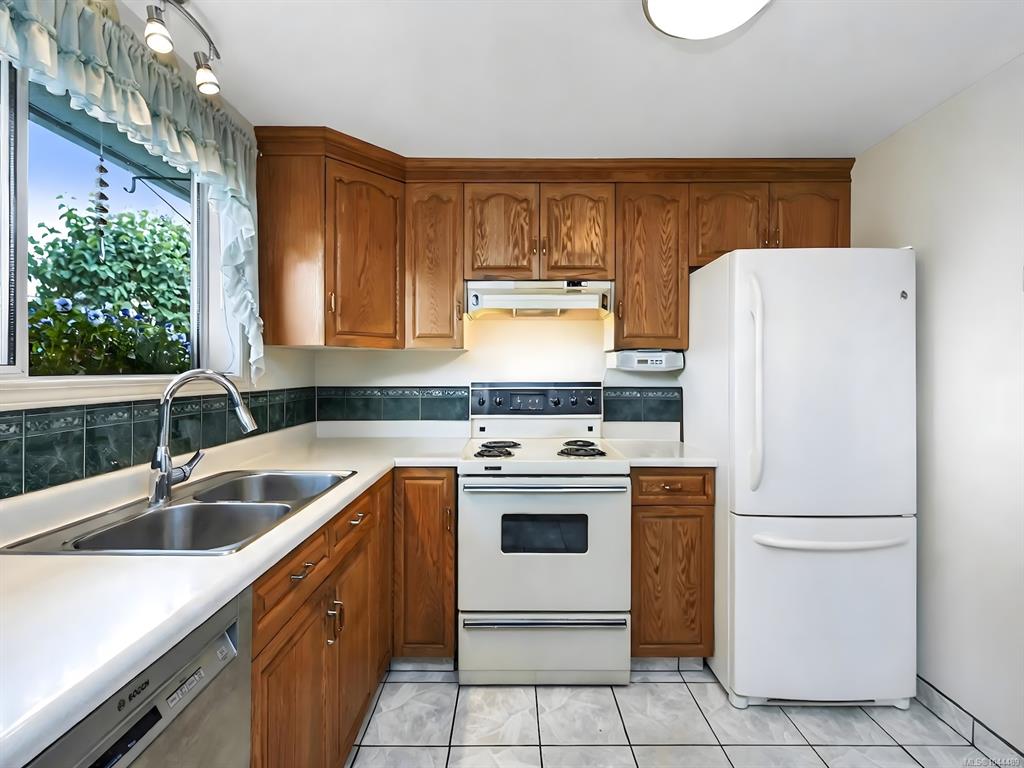Fourth View of 10001 Fifth St, Sidney, BC, V8L 2X8