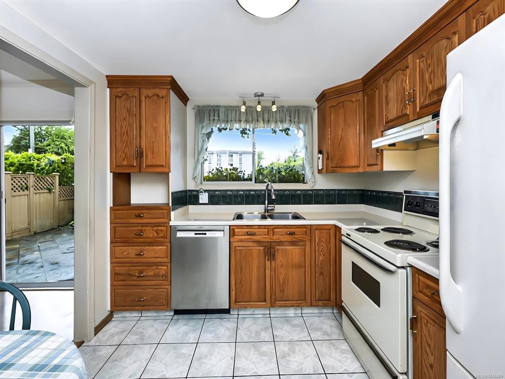 Fifth View of 10001 Fifth St, Sidney, BC, V8L 2X8