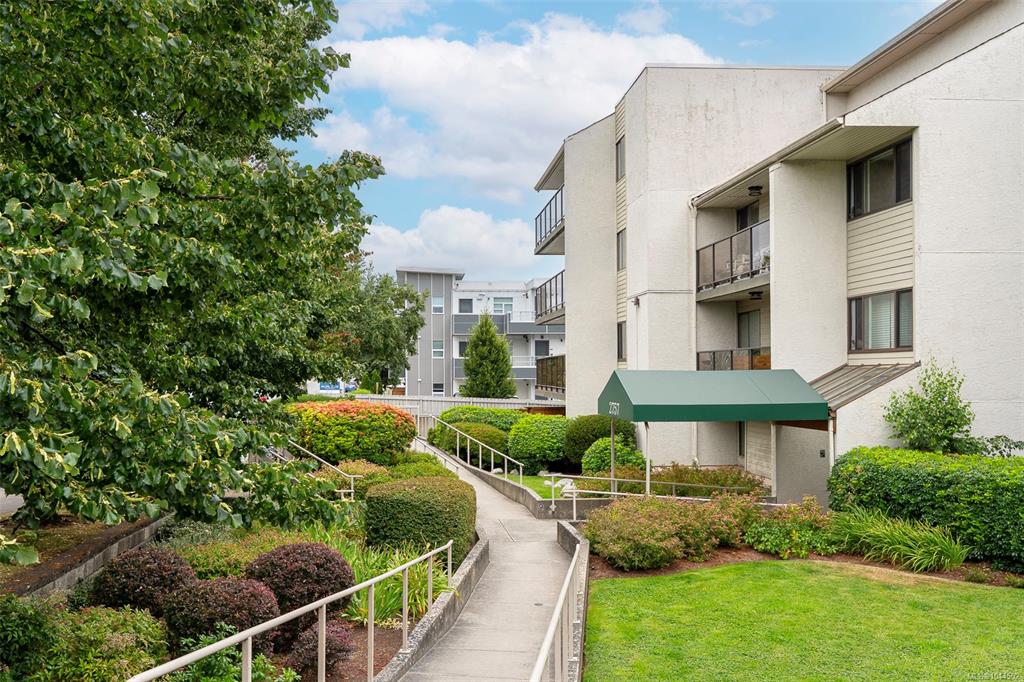 Fourth View of 2757 Quadra St, Westhampton Green, Victoria, BC, V8T 4E5