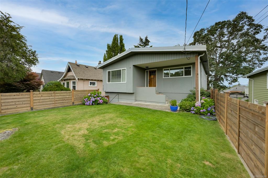 Fifth View of 3128 Quadra St, Victoria, BC, V8X 1G1