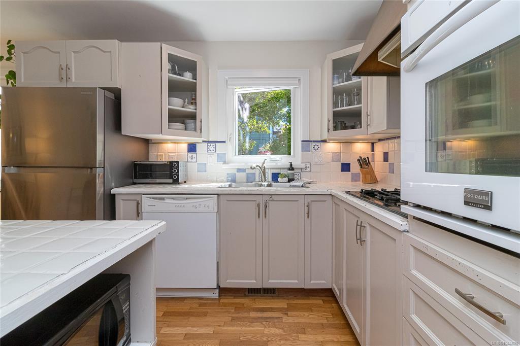 Fourth View of 1601 Haultain St, Victoria, BC, V8R 2K6