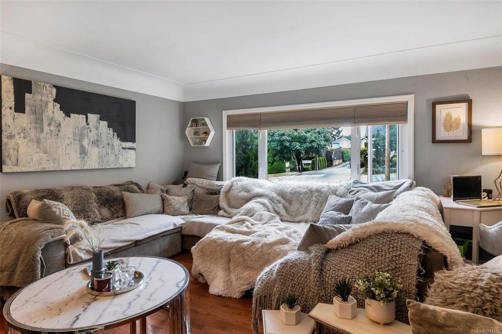Third View of 920 Jasmine Ave, Saanich, BC, V8Z 2P2