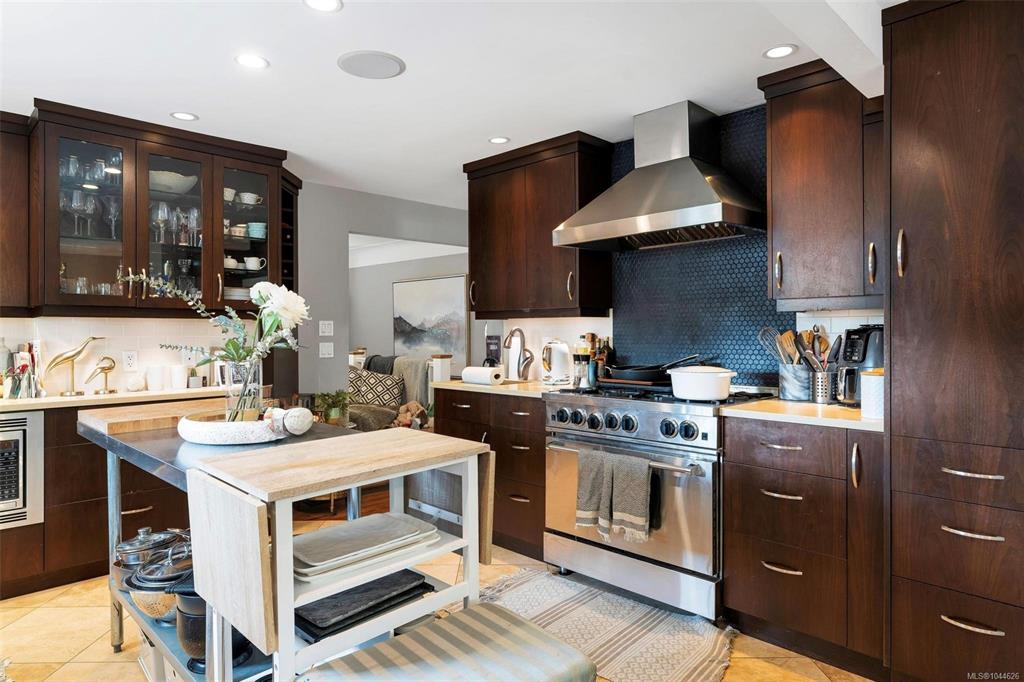 Fifth View of 920 Jasmine Ave, Saanich, BC, V8Z 2P2