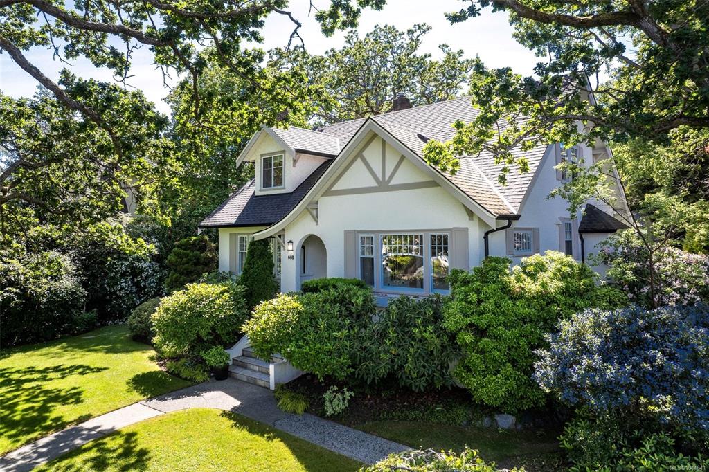Second View of 688 Falkland Rd, Oak Bay, BC, V8S 4L5