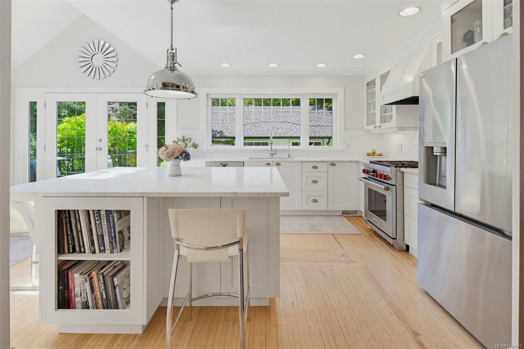 Fifth View of 688 Falkland Rd, Oak Bay, BC, V8S 4L5