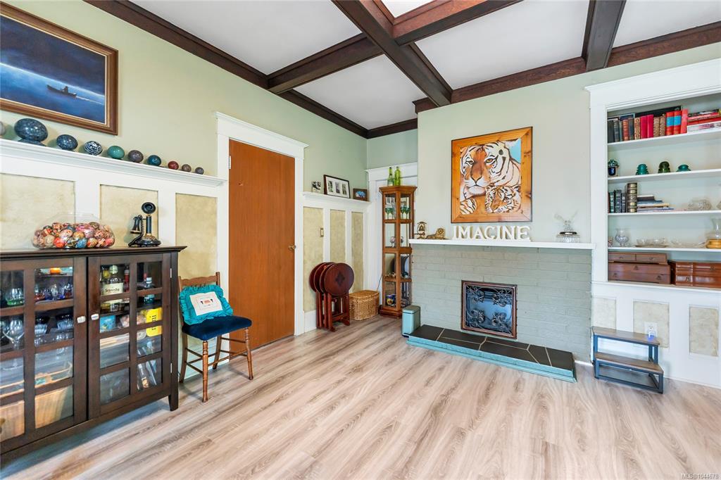 Fourth View of 384 Burnside Rd E, Victoria, BC, V9A 1A5