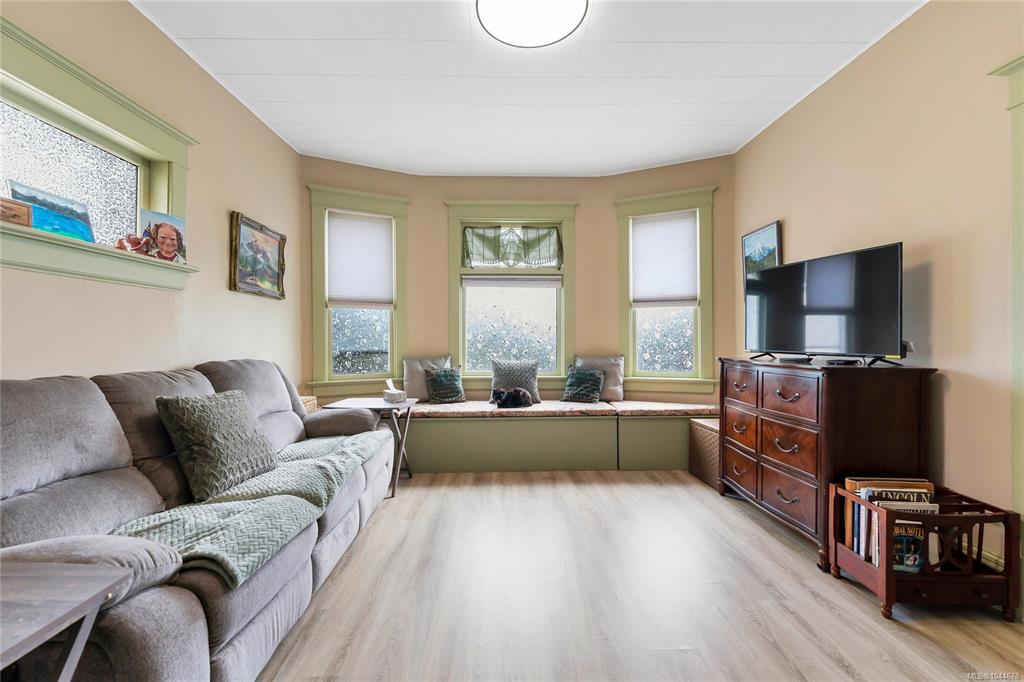 Fifth View of 384 Burnside Rd E, Victoria, BC, V9A 1A5