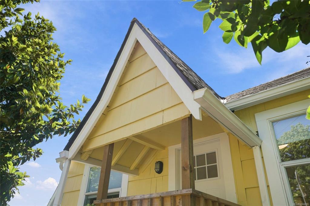 Third View of 121 Pine St, Nanaimo, BC, V9R 2B4