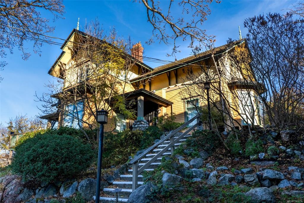 Fifth View of 601 Suit St, Victoria, BC, V8V 4C4