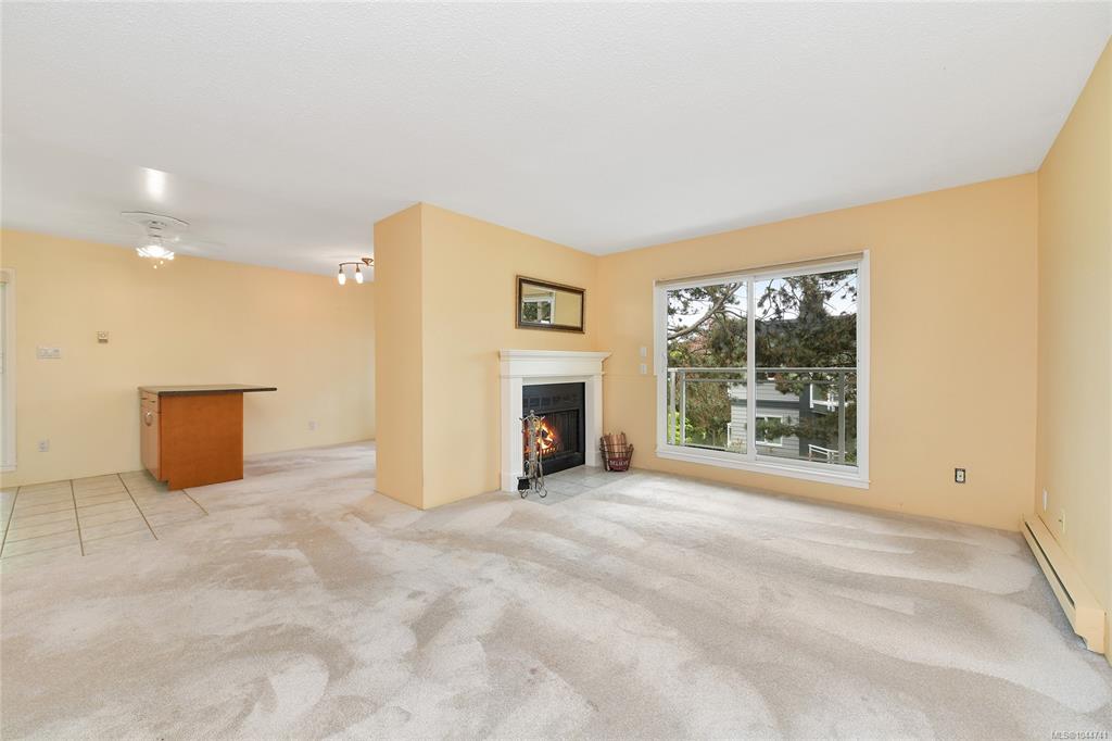Fifth View of 949 Cloverdale Ave, Victorian I, Saanich, BC, V8X 2T4