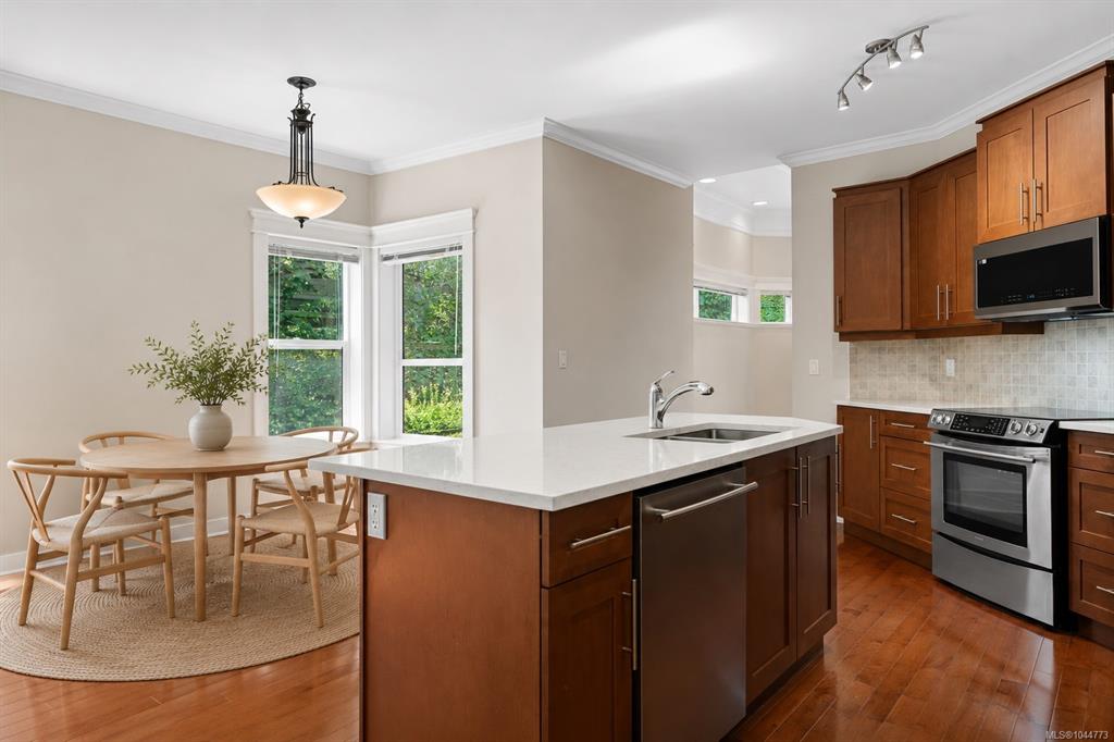 Fifth View of 553 Heatherdale Lane, Heatherdale Lane, Saanich, BC, V8Z 0A4