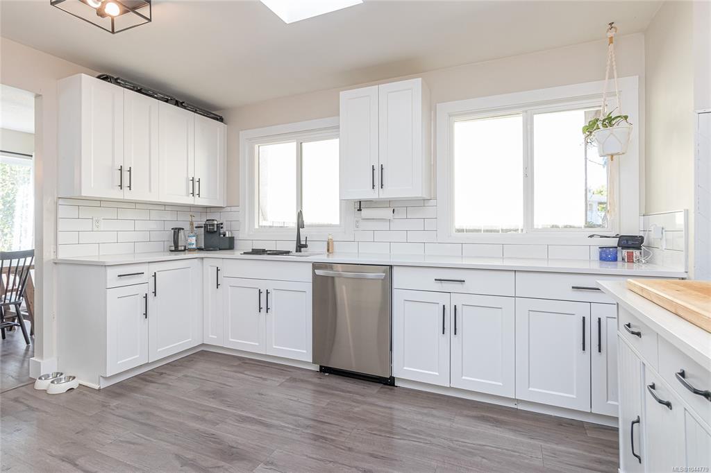 Second View of 716 Obrien Pl, Nanaimo, BC, V9R 6B1