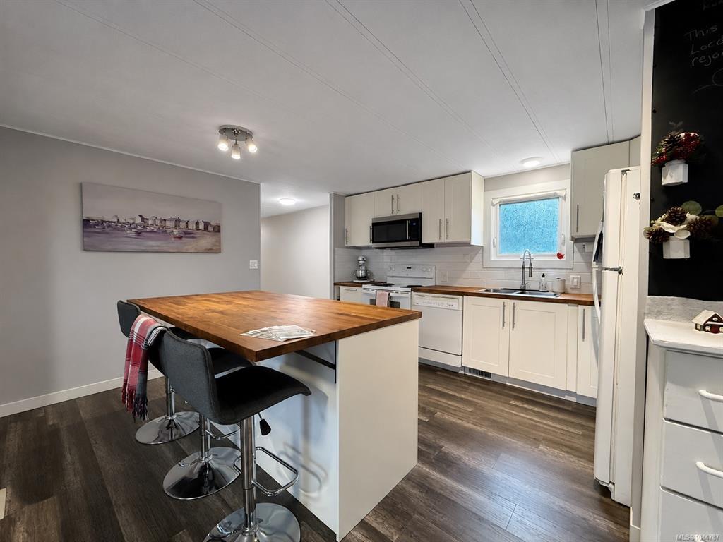 Fifth View of 2700 Woodburn Rd, Woodburn Manufactured Home Park, Campbell River, BC, V9W 4H4