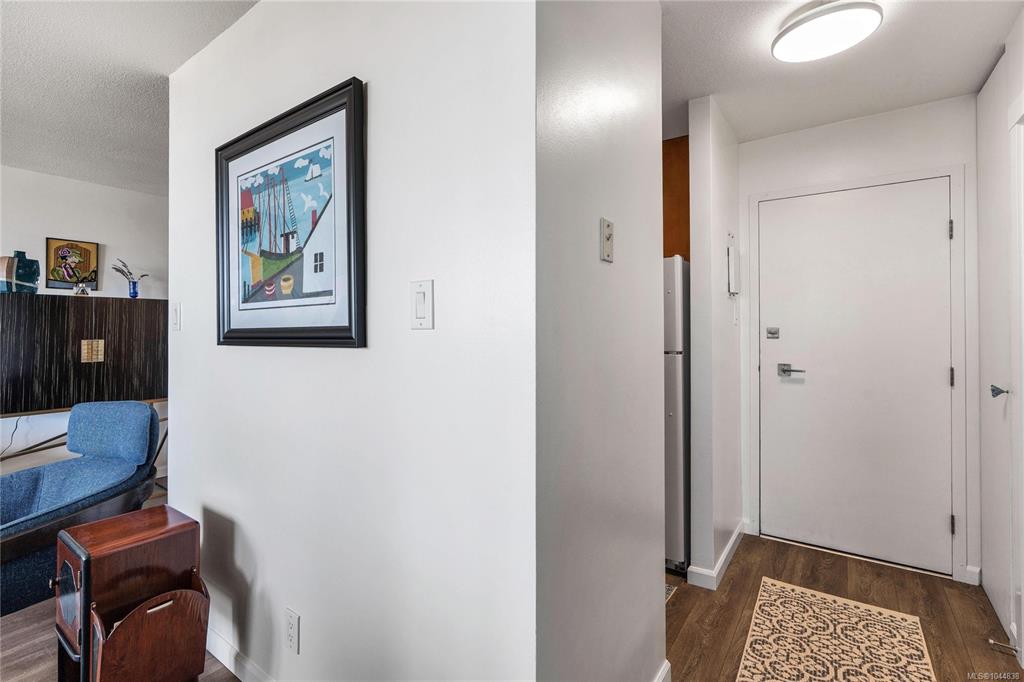 Fifth View of 647 Michigan St, Orchard House, Victoria, BC, V8V 1S9