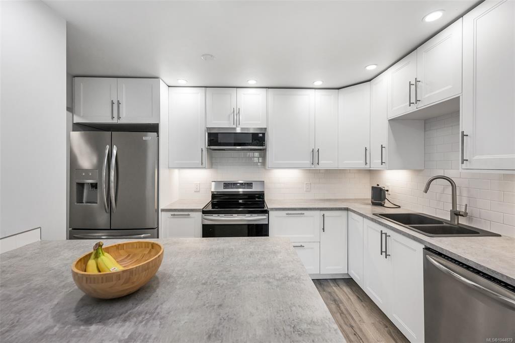 Fourth View of 3900 Shelbourne St, Saanich, BC, V8P 4H8