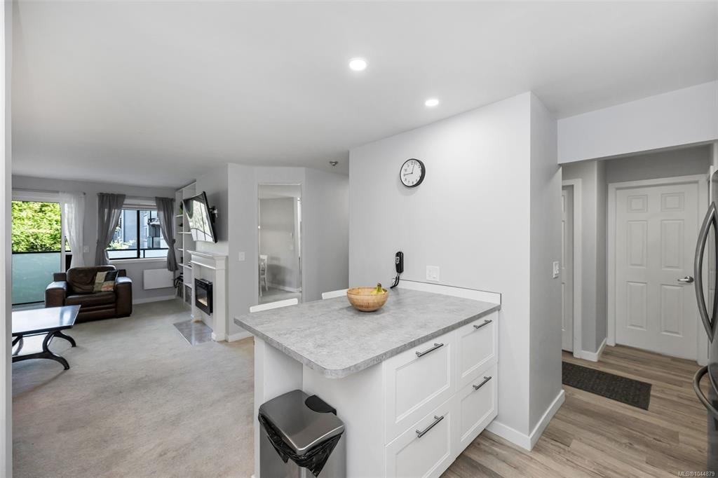 Fifth View of 3900 Shelbourne St, Saanich, BC, V8P 4H8