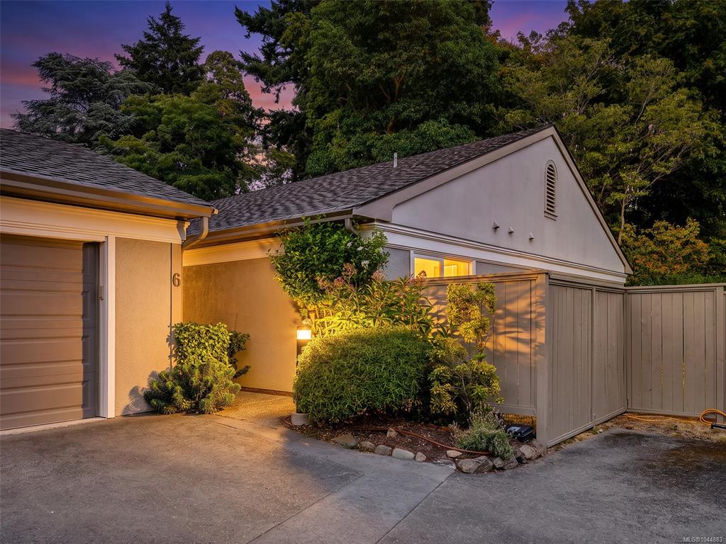 Second View of 735 Moss St, Sayward Mews, Victoria, BC, V8V 4N9