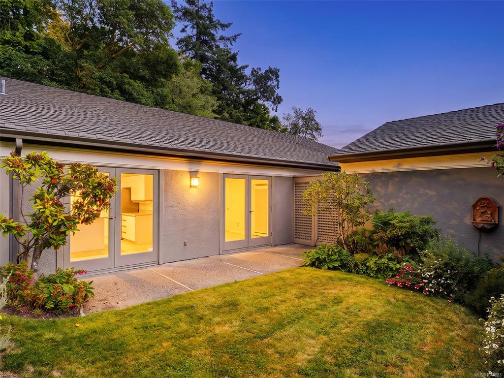 Third View of 735 Moss St, Sayward Mews, Victoria, BC, V8V 4N9