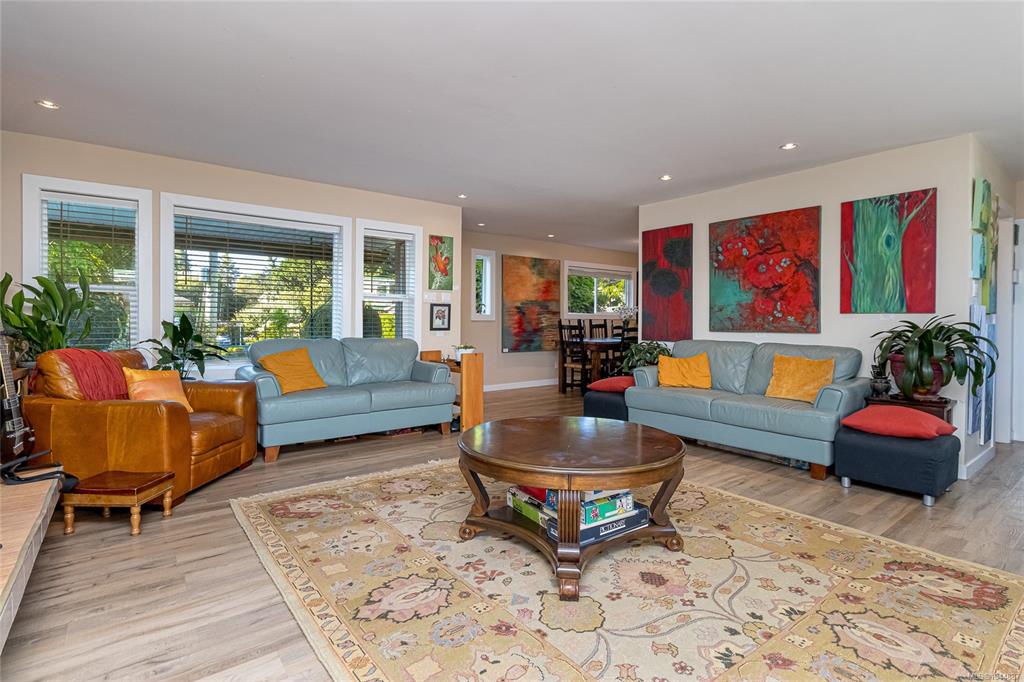 Third View of 862 Canterbury Rd, Saanich, BC, V8X 3E6