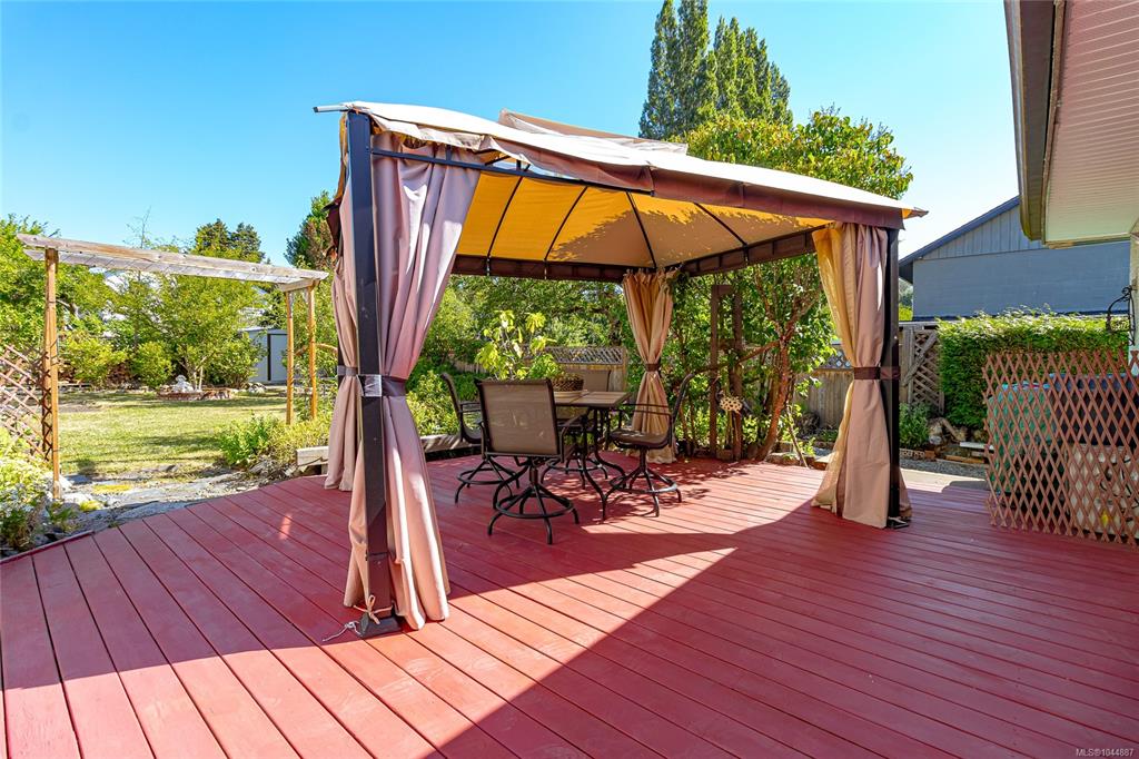 Fourth View of 862 Canterbury Rd, Saanich, BC, V8X 3E6