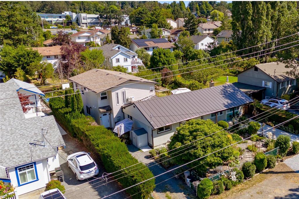 Fifth View of 862 Canterbury Rd, Saanich, BC, V8X 3E6