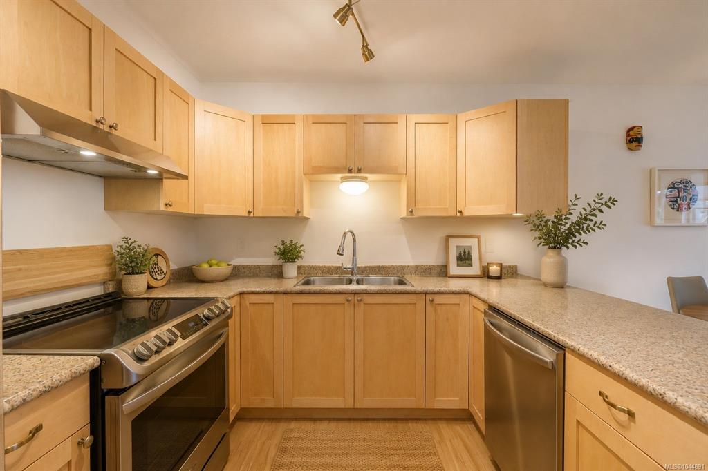 Fourth View of 1553 Larch Rd, Eagleview Manor, Ucluelet, BC, V0R 3A0