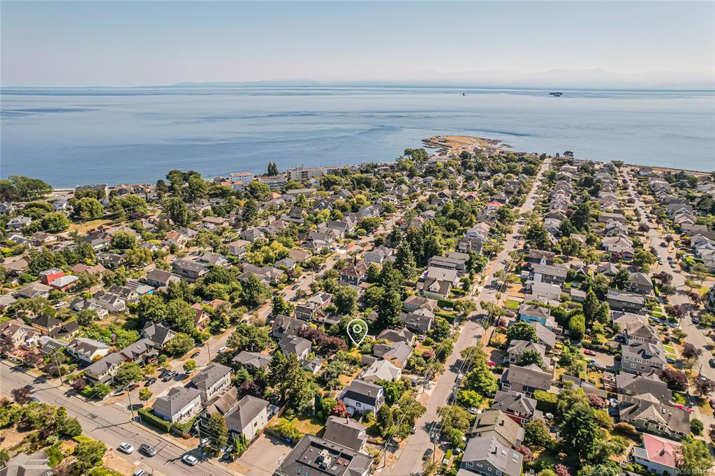 Fourth View of 129 Moss St, Victoria, BC, V8V 4M2