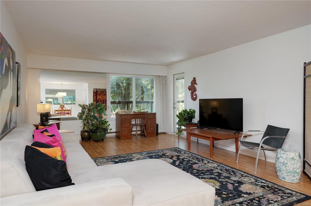 Fifth View of 1610 Jubilee Ave, Victoria, BC, V8R 6P3