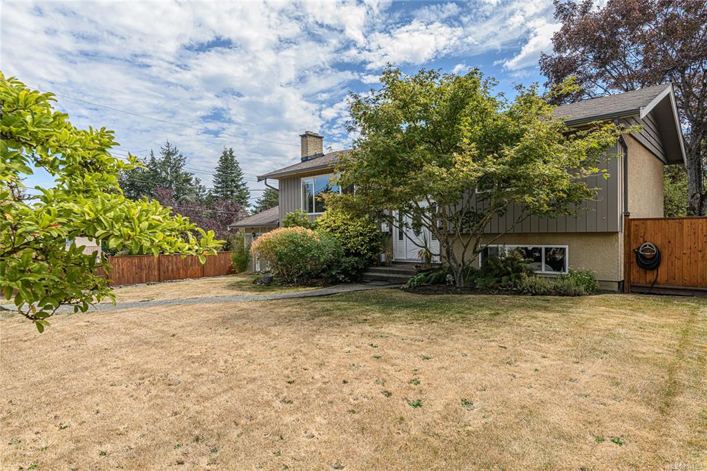Third View of 987 Nicholson St, Saanich, BC, V8X 3K9