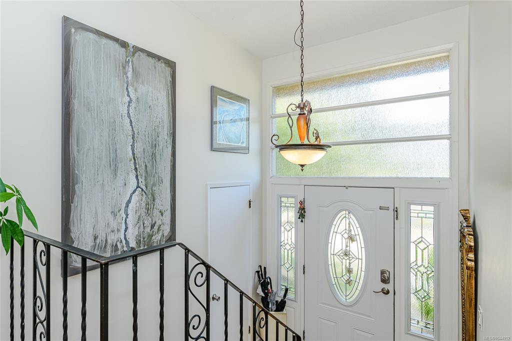 Fifth View of 987 Nicholson St, Saanich, BC, V8X 3K9