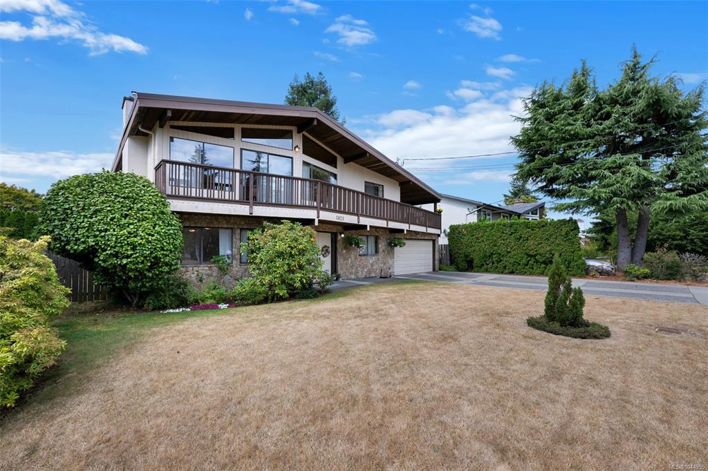 Third View of 1821 Penshurst Rd, Saanich, BC, V8N 2N8