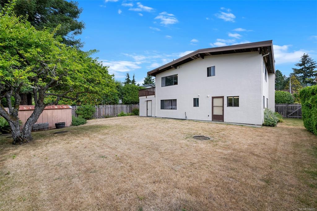 Fifth View of 1821 Penshurst Rd, Saanich, BC, V8N 2N8