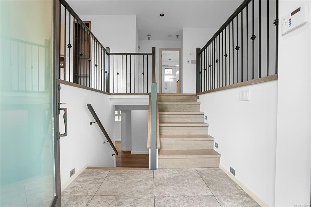 Third View of 2112 Pentland Rd, Oak Bay, BC, V8S 2W4