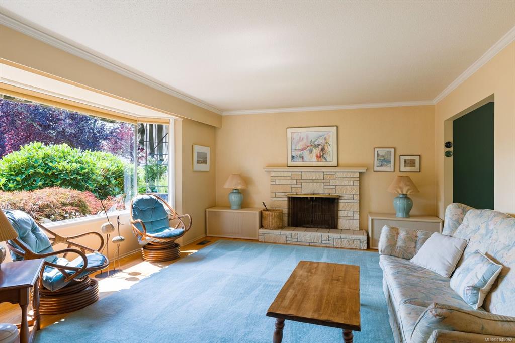 Third View of 2045 San Rafael Cres, Saanich, BC, V8N 2H7