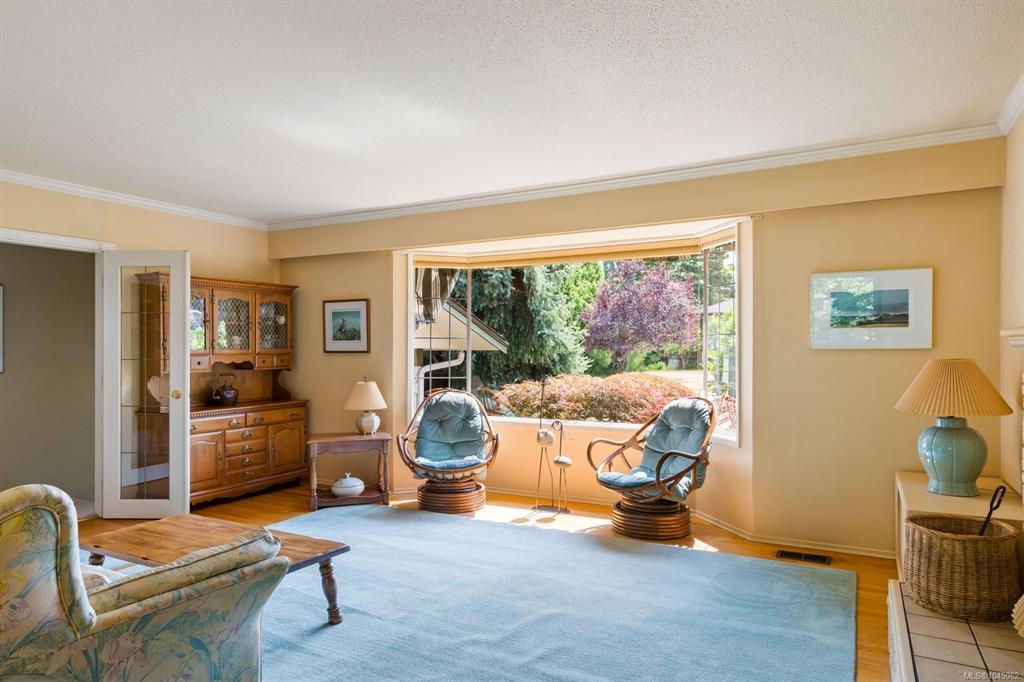 Fourth View of 2045 San Rafael Cres, Saanich, BC, V8N 2H7