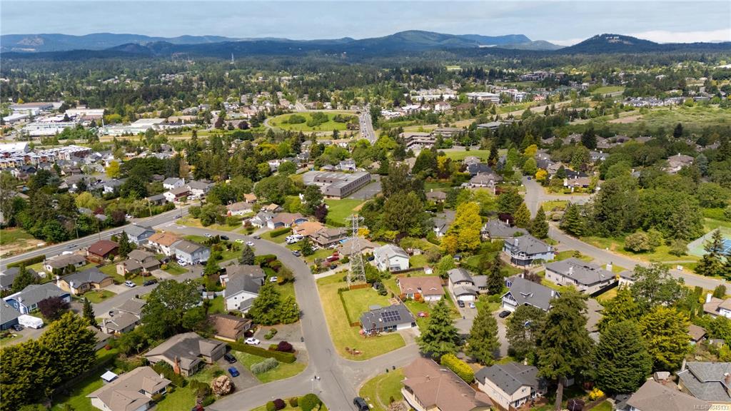Fifth View of 4200 Leaf Hill Green, Saanich, BC, V8X 4X8