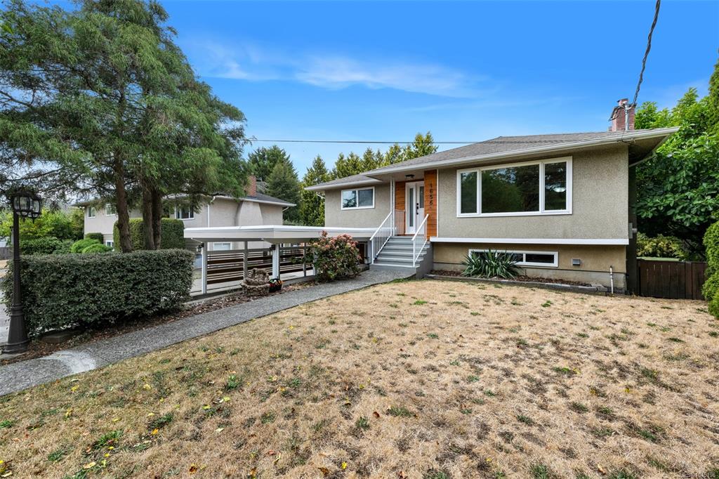 Third View of 1656 Stanhope Pl, Saanich, BC, V8P 1Y1