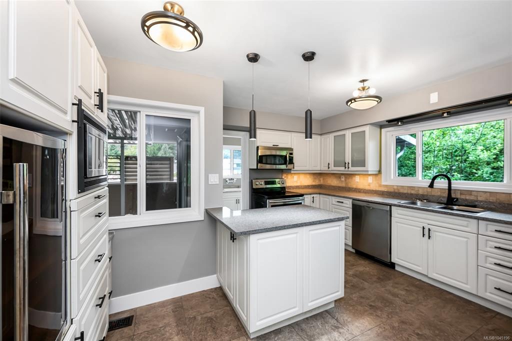 Fourth View of 1656 Stanhope Pl, Saanich, BC, V8P 1Y1