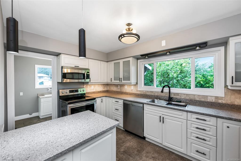 Fifth View of 1656 Stanhope Pl, Saanich, BC, V8P 1Y1