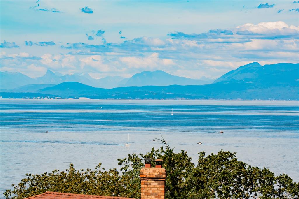 Second View of 3592 Oakridge Dr, Nanaimo, BC, V9T 1M4