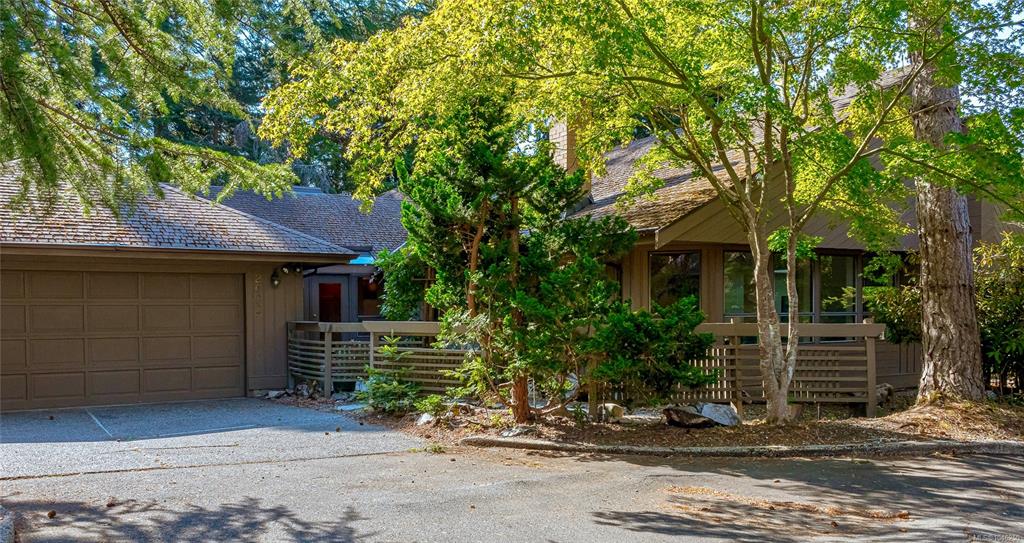 Second View of 2680 Arbutus Rd, Saanich, BC, V8N 1W6