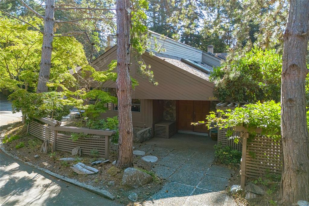 Fourth View of 2680 Arbutus Rd, Saanich, BC, V8N 1W6