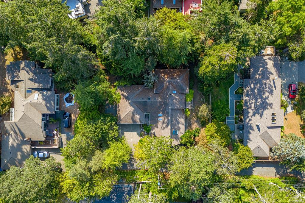 Fifth View of 2680 Arbutus Rd, Saanich, BC, V8N 1W6