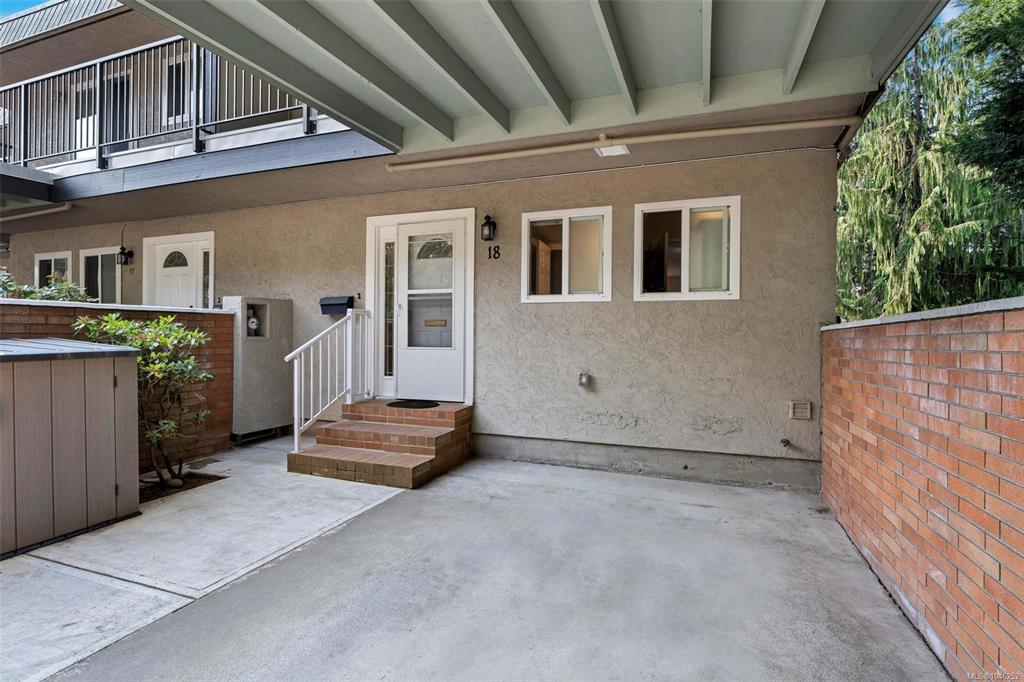 Fifth View of 1701 Mckenzie Ave, Saanich, BC, V8N 1A6