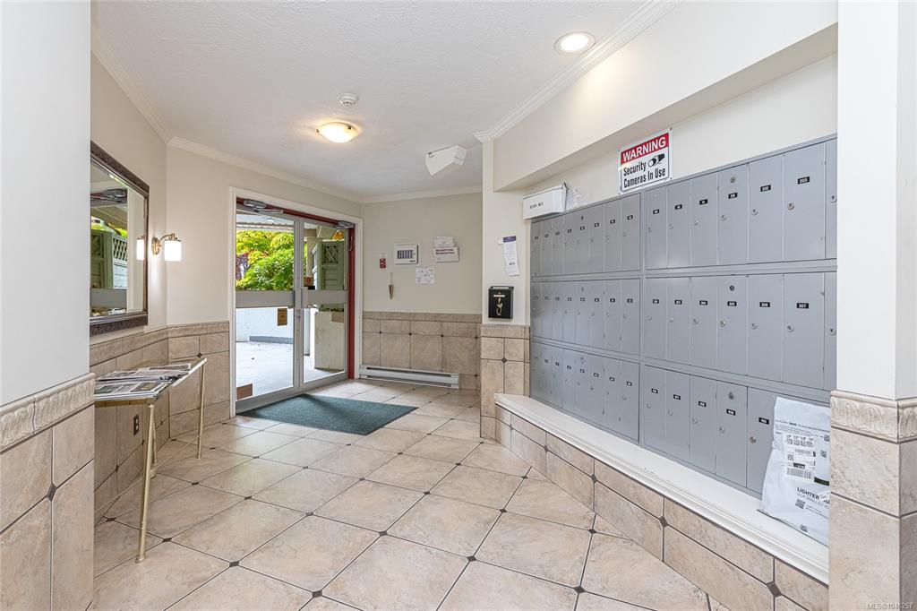 Fifth View of 490 Marsett Pl, Saanich, BC, V8Z 7J1