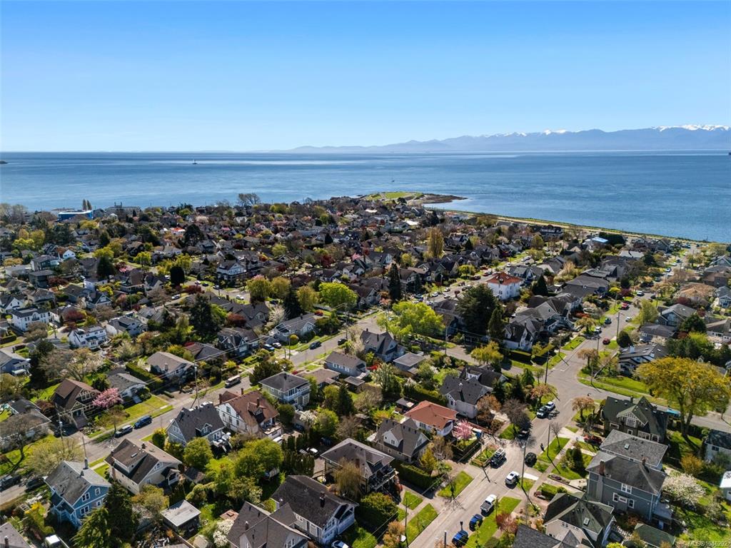 Third View of 123 Cambridge St, Victoria, BC, V8V 4B1